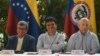 Pablo Beltrán (izq.), en representación del ELN; Iván Danilo Rueda, Alto Comisionado para la Paz (centro), y Otty Pantino, del gobierno colombiano, durante las conversaciones de paz en Caracas, el 12 de diciembre. (AP/Matías Delacroix, Archivo)