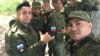 Cubanos posan como soldados del 137 Regimiento de paracaidistas, ubicado en la ciudad de Riazán. Foto Cortesía Alain Paparazzi Cubano