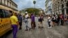 Cubanos hacen cola para trasladarse en el transporte público en La Habana, el 20 de diciembre de 2023. La tarifa del transporte público subirá en 2024. (Yamil Lage/AFP).