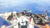 Los cubanos en el momento en que son rescatados por miembros de la tripulación del Carnival Paradise. (Foto: Carnival Cruise Line)