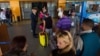 Cubanos hacen fila en el aeropuerto de La Habana. Foto: Desmond Boylan/AP.