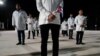 Médicos cubanos participan en una ceremonia antes de partir hacia Turquía para ayudar en las labores de rescate del terremoto. Foto: Alexandre Meneghini