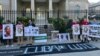 Activistas cubanos en el exilio relizaron una vigilia frente a la embajada de Cuba en Washington, DC, este 11 de julio, en recordación de las protestas multitudinarias que sacudieron a Cuba ese día, en 2021.