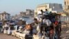 Palestinos desplazados, que huyeron de Rafah después de que el ejército israelí comenzara a evacuar a civiles, antes de una amenaza de asalto, viajan en un vehículo, en Khan Younis, el 6 de mayo de 2024. (REUTERS/Ramadan Abed)