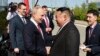 El presidente de Rusia, Vladímir Putin (izquierda), y el líder norcoreano, Kim Jong Un, se estrechan la mano durante un encuentro en el cosmódromo de Vostochny.