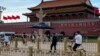 Residentes pasan junto a una camioneta de la policía estacionada frente a la Puerta de Tiananmen, en Beijing, este domingo 4 de junio de 2023. (AP/Emily Wang Fujiyama)