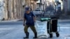 Un anciano camina en las calles de La Habana en mayo de 2023. AFP/ Yamil Lage.