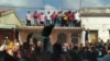 Desde la azotea de una vivienda, las autoridades locales, encabezadas por la gobernadora Beatriz Johnson Urrutia, intentan aplacar a los manifestantes en Santiago de Cuba, el 17 de marzo de 2024.