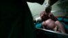 Una enfermera sostiene a un bebé recién nacido en el hospital materno Ramón González Coro, en La Habana. (REUTERS/Claudia Daut/Archivo)