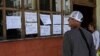 Cubanos miran los precios de los alimentos en un negocio privado en La Habana, el 20 de diciembre de 2023. (Yamil Lage/AFP).