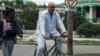 Alexey López, un cardiólogo de 59 años, trabaja en cuidados intensivos en un hospital de La Habana. López es uno de los más de 400.000 trabajadores de la salud que comenzaron a recibir este año incentivos para este sector (Foto de YAMIL LAGE / AFP)