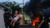 Agentes de policía evacuan a una mujer y un niño de un lugar alcanzado por un cohete disparado desde la Franja de Gaza, en Ashkelon, sur de Israel, el sábado 7 de octubre de 2023. (AP/Tsafrir Abayov)