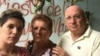 De der a izq. la familia de opositores cubanos, Saily Navarro, Sonia Alvarez Campillo y Félix Navarro. El líder del Partido por la Democracia Pedro Luis Boitel era al momento de su detención en el verano de 2021, vicepresidente del Consejo para la Transición Democrática en Cuba.