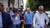 Josep Borrell, centro, tras reunirse con pequeños empresarios en La Habana, Cuba, el 25 de mayo pasado. (AP/Ramón Espinosa)