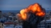 Fuego y humo se elevan tras un ataque aéreo israelí en la ciudad de Gaza, este domingo, 8 de octubre de 2023. (AP/Hatem Moussa)