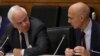 El Ministro de Inmigración de Canadá, John McCallum (izquierda) habla con el Alto Comisionado de Naciones Unidas para los DDHH, Volker Turk, (derecha) en el 2016. (Archivo)
