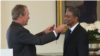 El expresidente George W. Bush condecora a Dr. Biscet.