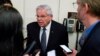 El senador Bob Meéndez habla con periodistas en el Capitolio. (Foto: AP/Mariam Zuhaib)