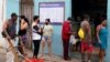 Cubanos esperan en una bodega para comprar alimentos. (REUTERS/Natalia Favre/Archivo)