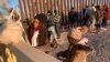 Migrantes cubanos en la frontera sur de EEUU el 6 de febrero de 2022. (AP Photo/Elliot Spagat, File).