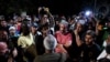 Representantes del gobierno se dirigen manifestantes en medio de una protesta popular el 1ro de octubre de 2022, en el Vedado, La Habana. YAMIL LAGE / AFP)