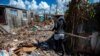 Una mujer camina por una calle llena de escombros en La Coloma, provincia de Pinar del Río, Cuba, tras el paso del huracán Ian.
