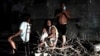 Una familia salió a la calle a protestar durante un apagón en La Habana, en octubre de 2022.
