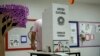 Un trabajador electoral instala una máquina de voto electrónico en un centro electoral de Brasilia antes de la segunda vuelta, este domingo, de las elecciones presidenciales. (AP Foto/Eraldo Peres)