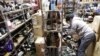 Un empleado limpia los destrozos en una tienda tras el sismo de 7.1 que sacudió este sábado el área de Fukushima, Japón. (Kyodo/vía REUTERS)