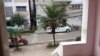 Una patrulla policial frente a la vivienda del activista del MSI, Oscar Casanella.
