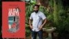 Jiménez Enoa acaba de publicar "La isla oculta", una colección de 16 crónicas sobre la realidad de la isla.