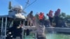 Agentes custodian a un grupo de inmigrantes que desembarcaron en Cayo Marathon, Florida.