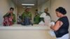 FOTO ARCHIVO. Guardias de prisión revisan las provisiones que los familiares llevan a los reos en el Combinado del Este en abril de 2013. (Adalberto Roque/AFP/Archivo)