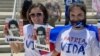 Dos jóvenes con la consigna de Patria y Vida, en West Palm Beach, el 31 de mayo de 2021.