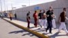 Cubanos expulsados de EEUU y enviados a México bajo el Título 42, en el puente fronterizo de Ciudad Juárez, el 3 de mayo de 2022. (REUTERS/José Luis Gonzalez).