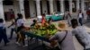 Vendedores ambulantes de frutas y viandas en una calle de La Habana, en agosto de 2022. (AP/Ramon Espinosa)