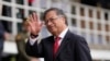 El presidente de Colombia, Gustavo Petro, saluda a los periodistas durante la ceremonia de juramentación de su nuevo jefe de policía, en Bogotá. (AP/Fernando Vergara)