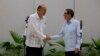 Canciller cubano Bruno Rodríguez, der., recibe a su contraparte de Colombia, Álvaro Leyva, en La Habana, el jueves 11 de agosto de 2022.