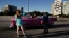 Turistas alemanes se toman fotos este 5 de enero, en la Plaza de la Revolución, en la Habana. REUTERS/Alexandre Meneghini