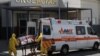 Personal médico traslada el miércoles a un paciente sospechoso de contagio con el COVID-19 en el Hospital General de Ciudad Juárez, en México (Herika Martínez/AFP).