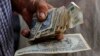 Un hombre sostiene pesos cubanos. REUTERS/Desmond Boylan