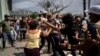 La policía detiene a un manifestante antigubernamental el domingo 11 de julio de 2021 durante una protesta en La Habana. (AP Foto/Ramón Espinosa)
