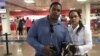 Osvaldo Navarro y Marthadela Tamayo en el Aeropuerto José Martí, de La Habana, tras la prohibición de viaje para asistir a la IX Cumbre de las Américas. (Twitter)