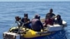 Balseros cubanos detenidos por la Guardia Costera de Estados Unidos.