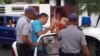 La opositora cubana Ailer González es detenida sin una orden judicial a la salida de su casa cuando se dirigía a hacer unas compras.