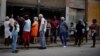 Cubanos hace fila para comprar pollo en una tienda subsidiada o "bodega" en La Habana (Foto: Archivo).
