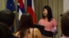 Claudia Genlui Hidalgo imparte el miércoles 11 de diciembre en la Embajada Checa en La Habana la conferencia que le costó el trabajo (Foto tomada de su cuenta de Facebook).