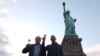 Los Bezos brindando por la libertad a los pies de la Estatua. tomado de @JeffBezos.