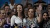 Corina Yoris (der.) saluda a sus seguidores junto a la excandidata de la oposición María Corina Machado.
