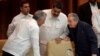 Nicolás Maduro flanqueado por Miguel Díaz-Canel y Raúl Castro.